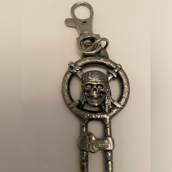 Disney World Parks Pirates of the Caribbean Skull Crossbones Skeleton Key Chain - Picture 5 of 5